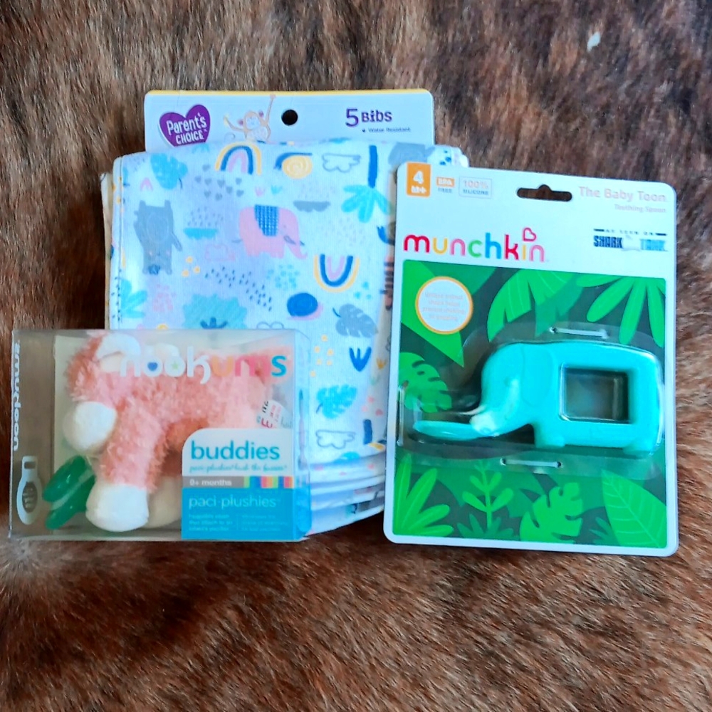 NWT Baby bundle bibs, paci giraffe plushie and Munchkin teething spoon